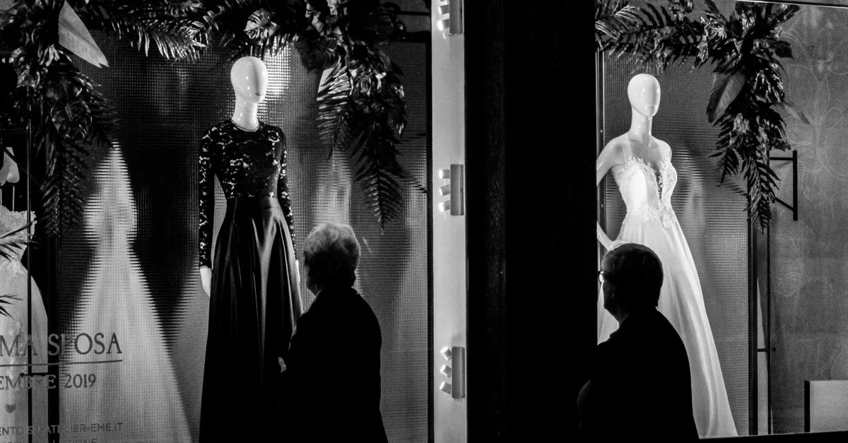 Vitrine chic présentant des robes élégantes et des mannequins dans une boutique. Parfait pour le commerce de mode.