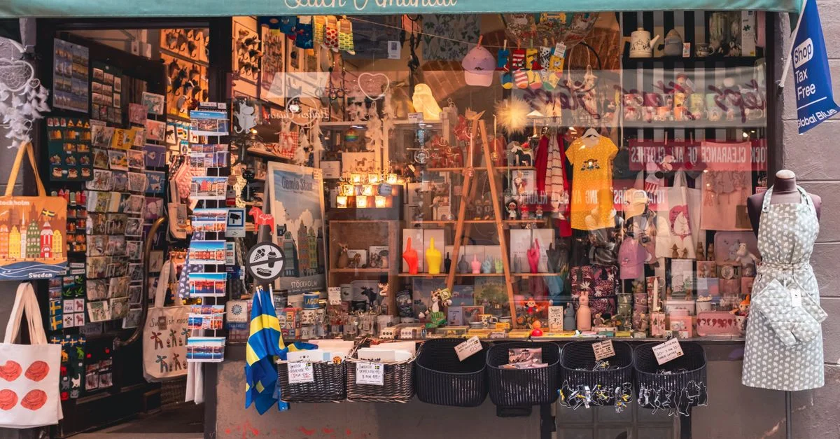 Une vitrine colorée de souvenirs suédois dans le quartier de Gamla Stan à Stockholm.