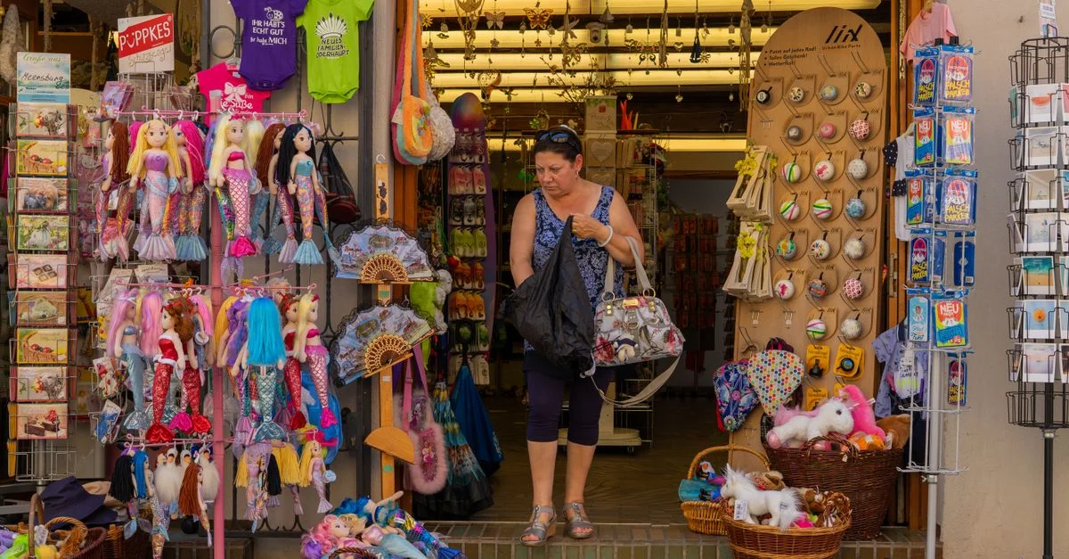 L'entrée d'une boutique de souvenirs chaleureuse, remplie de jouets colorés, de poupées et de cadeaux uniques, est accueillante et dynamique.