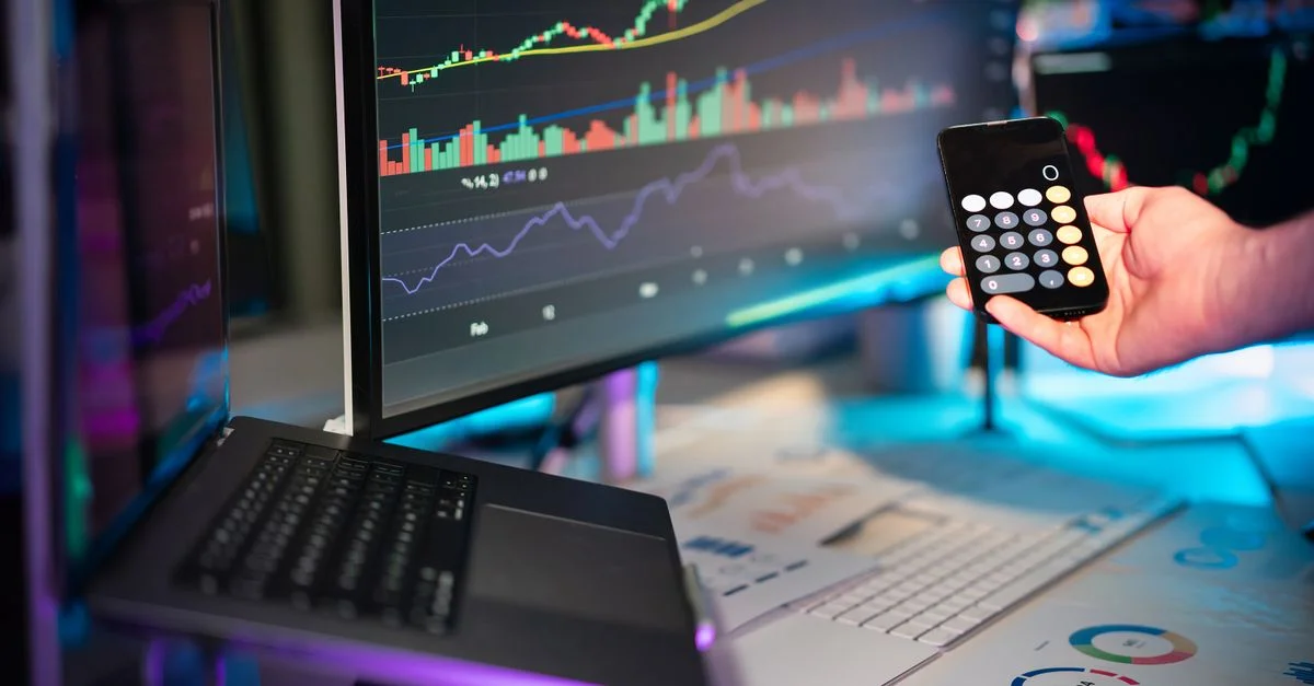Une configuration dynamique présentant des analyses financières sur des écrans, idéale pour des thèmes fintech.