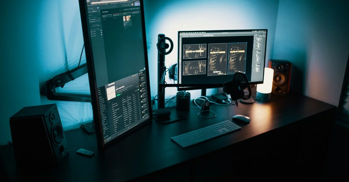 Un bureau de bureau contemporain avec une configuration à double moniteur et un éclairage élégant, idéal pour les passionnés de technologie.